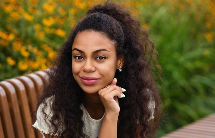 Woman with thick and loose curls