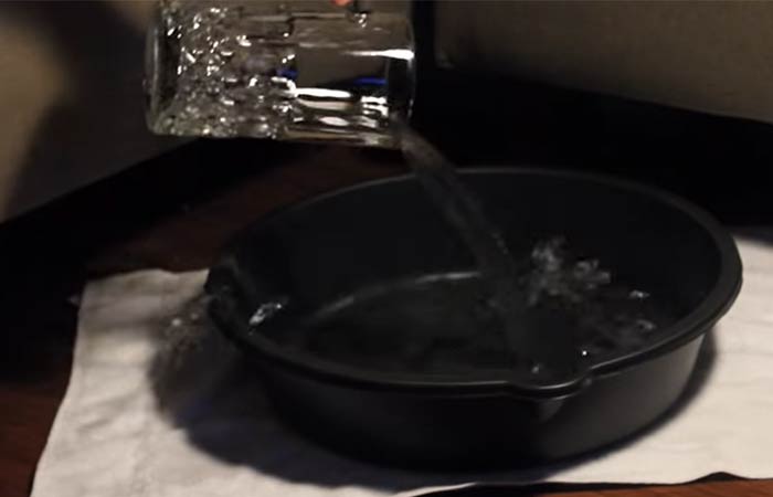 Add 1 liter of lukewarm water to a tub.