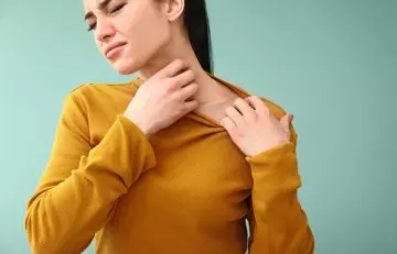 Woman with itchy neck after an oatmeal bath