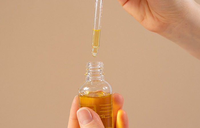 Castor oil as a remedy for eyebrow hair loss