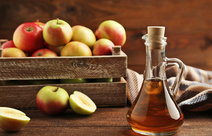 Rinse your hair with apple cider vinegar after washing it with baking soda