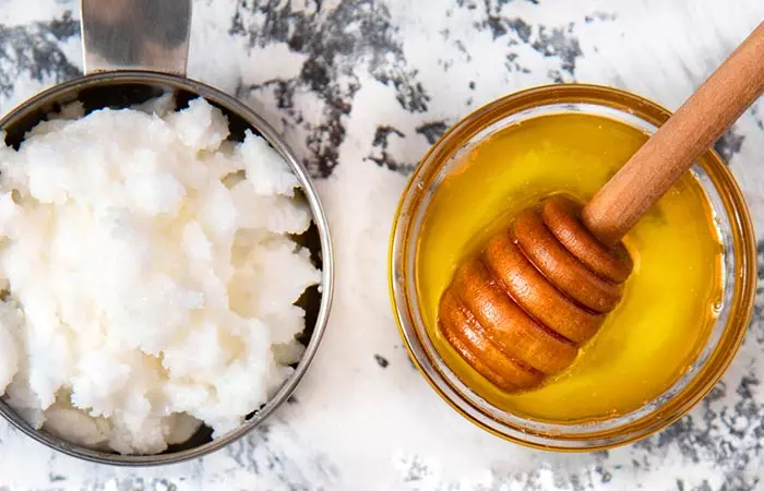 Honey and coconut oil for lip mask