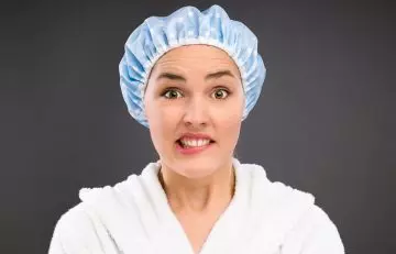 Woman using Listerine and a shower cap to kill head lice