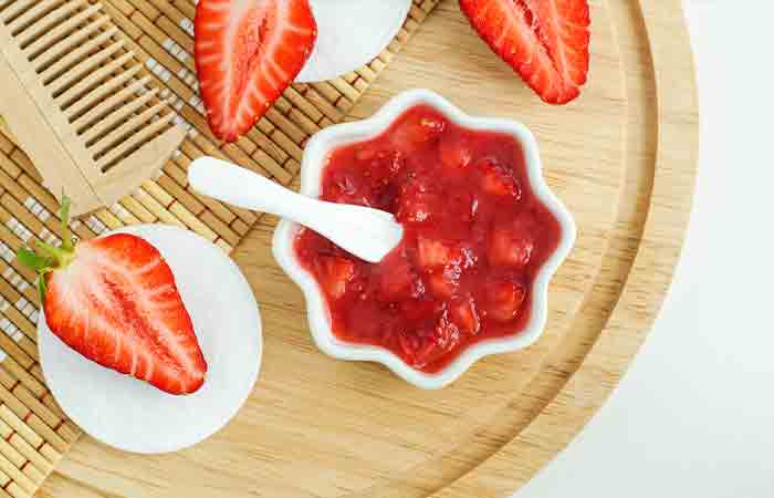 Mashed strawberries anti-aging face pack