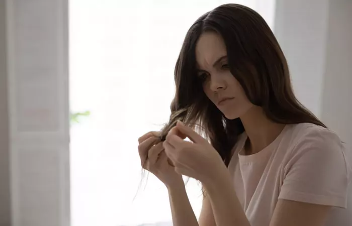 Woman with hair breakage after using clarifying shampoo