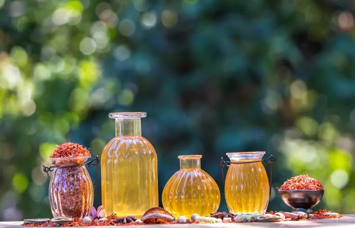 Different types of safflower oils and dried safflowers