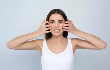 Woman experiences itching on her face as a side effect of using azelaic acid