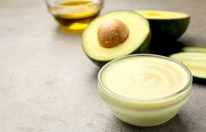 Ingredients for an avocado and yogurt hair mask for dull hair