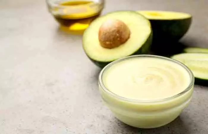 Ingredients for an avocado and yogurt hair mask for dull hair