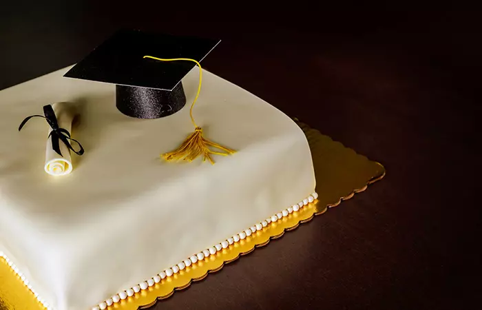 Marzipan-Icing-Cake-With-Graduation-Cap-And-Diploma.