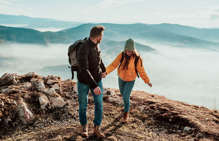 Go on a hike to surprise your partner on your wedding anniversary