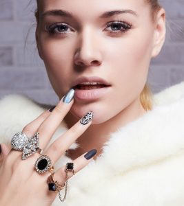 8 Best Mirror Effect Nail Polishes Fo...