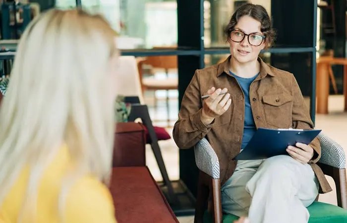 A woman with a psychologist