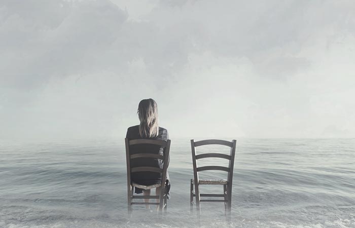 Femme assise seule