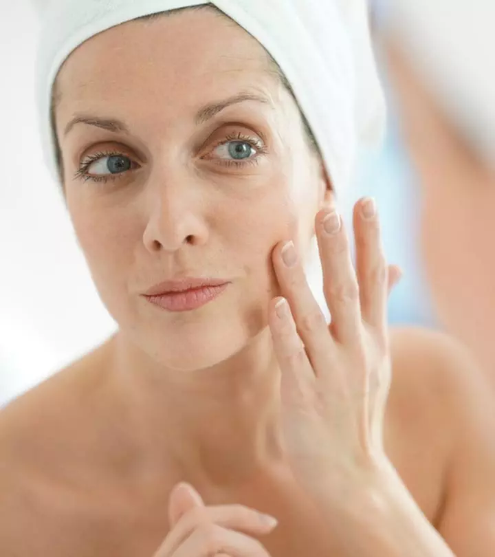 A girl holds a retinol and retinoid bottles