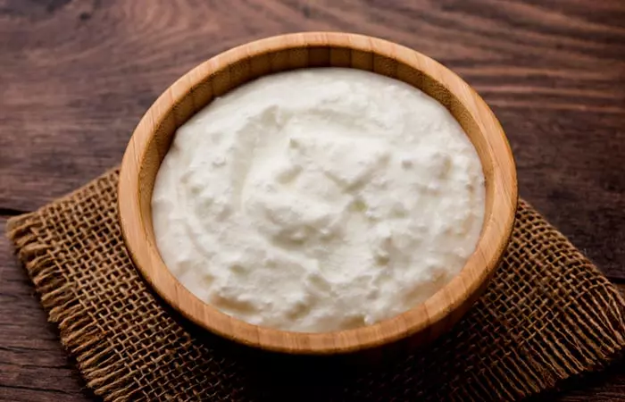 A bowl of plain curd can minimize dark knuckles.