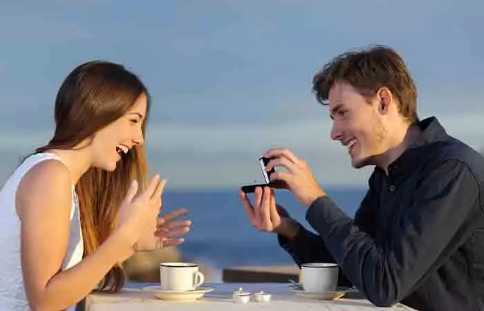 Man proposing to woman to show commitment in the relationship