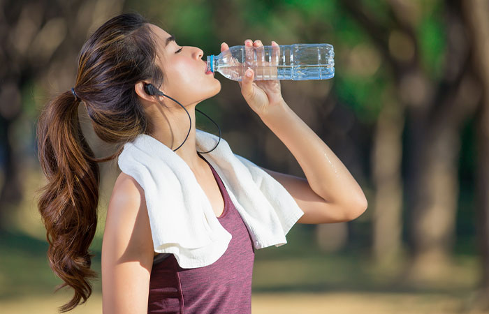 Avoid acne when working out by increasing your water intake