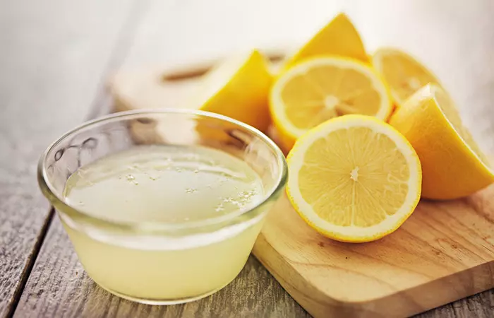 Lemon juice is a natural remedy for acne papules