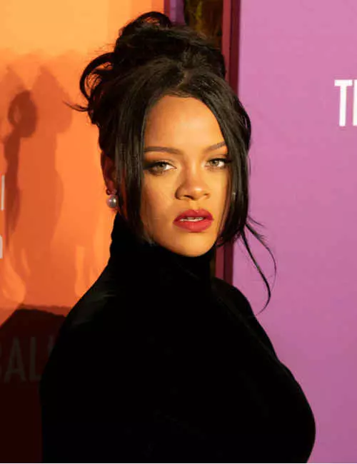 Rihanna's Curtain Bangs