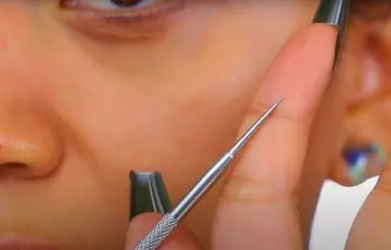 Extract the blackheads and whiteheads for facial extraction