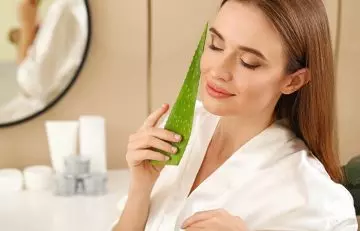 Use aloe vera to hydrate and soothe skin after dry brushing