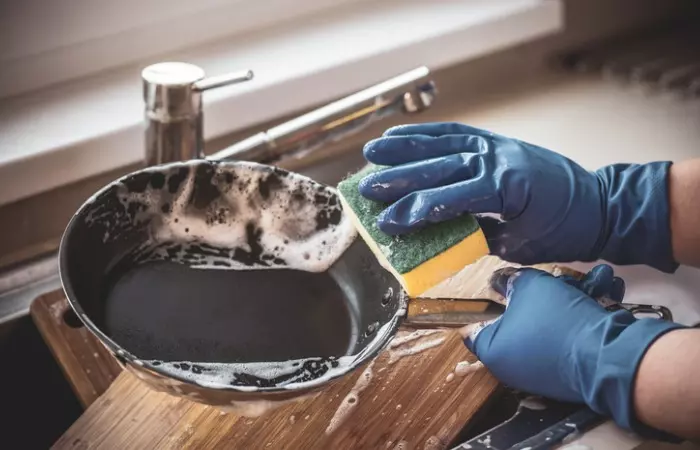 Wear Rubber Gloves While Washing Your Dishes1