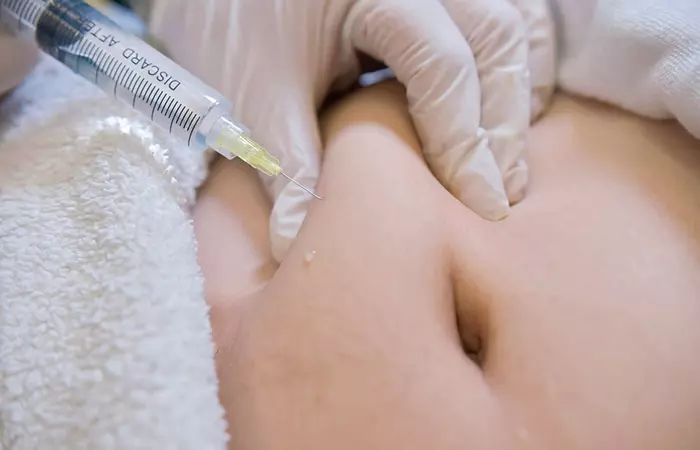 Person getting a lipotropic injection