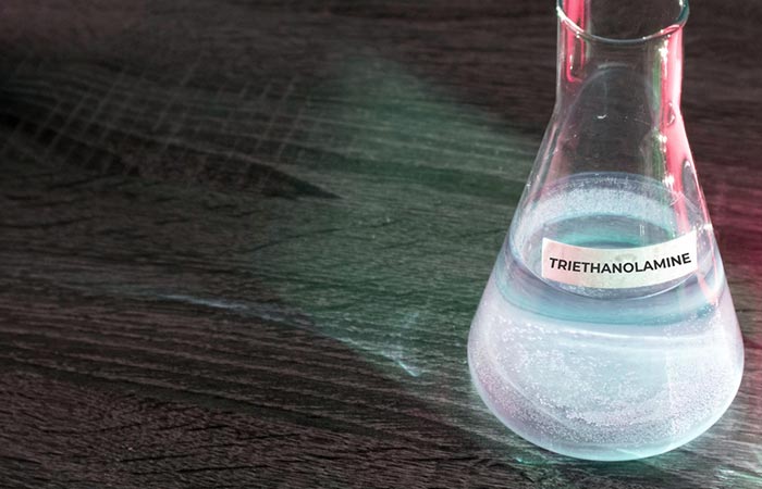 Un vaso de precipitados con solución de trietanolamina.