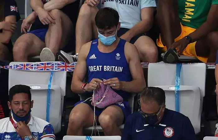 When Swimmer Tom Daley Was Seen Knitting While Attending The Women’s Springboard Diving Finals Match