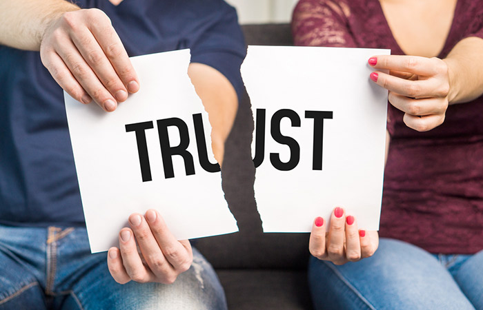 There is no trust are signs to walk away from a relationship