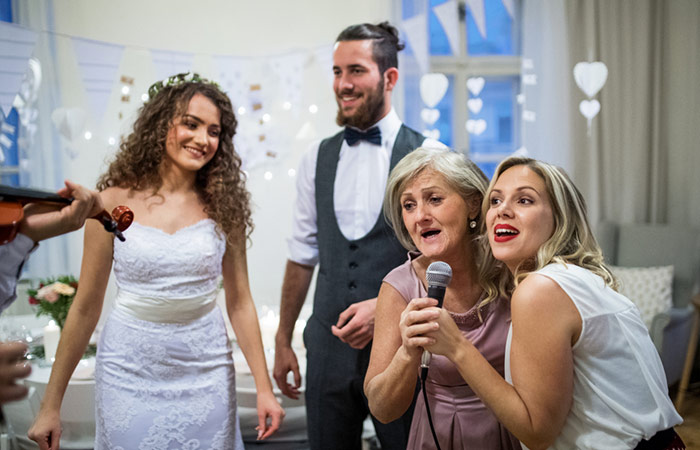 Karaoke contest to enjoy at the wedding