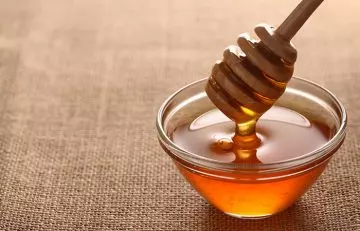 Make A Honey And Cinnamon Mask To Get Rid Of Acne