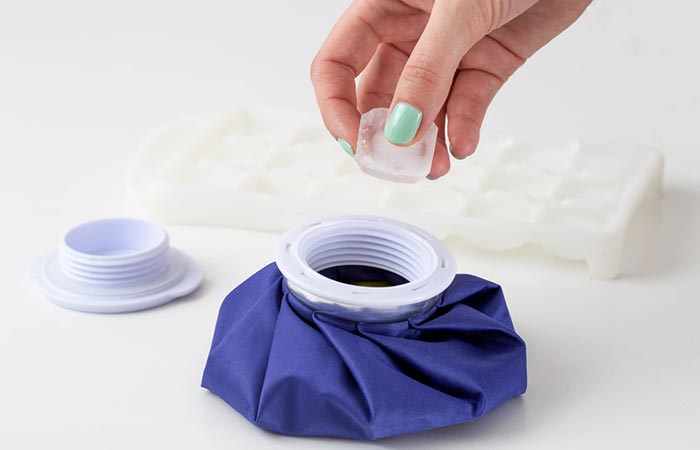 Use cold compress to soothe vaginal pimples