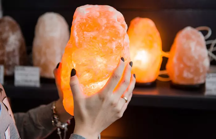 Woman buying a Himalayan salt lamp