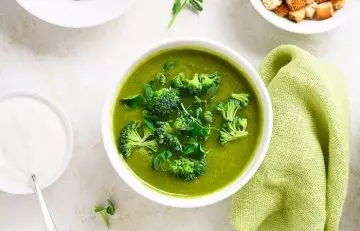 Broccoli and bean sprout soup as part of low-FODMAP diet