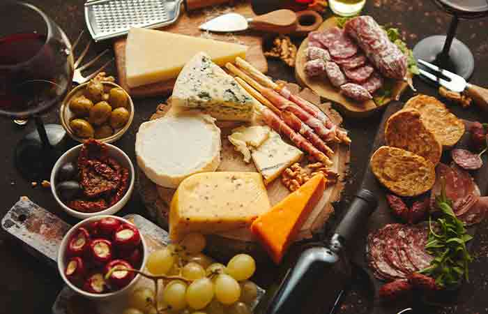 Meat, cheese and alcohol are foods to avoid on a detox diet