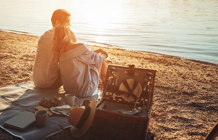 Beach picnic ideas for couples