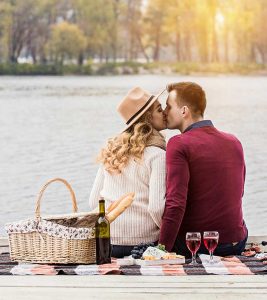 12 Romantic Picnic Ideas For Couples To H...
