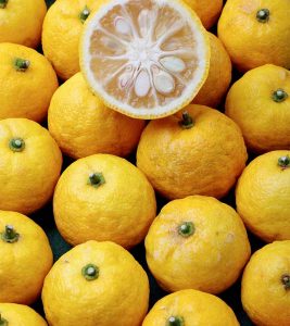 柚子水果:它是什么，对健康的好处，怎么吃，以及副作用