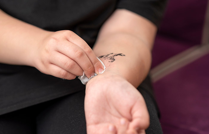 Einfache Möglichkeiten, temporäre Tattoos zu entfernen