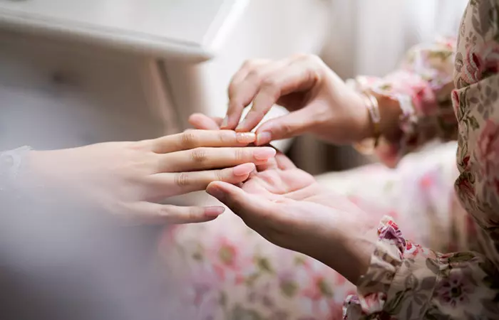 Use an artificial fingernail to fix a broken nail