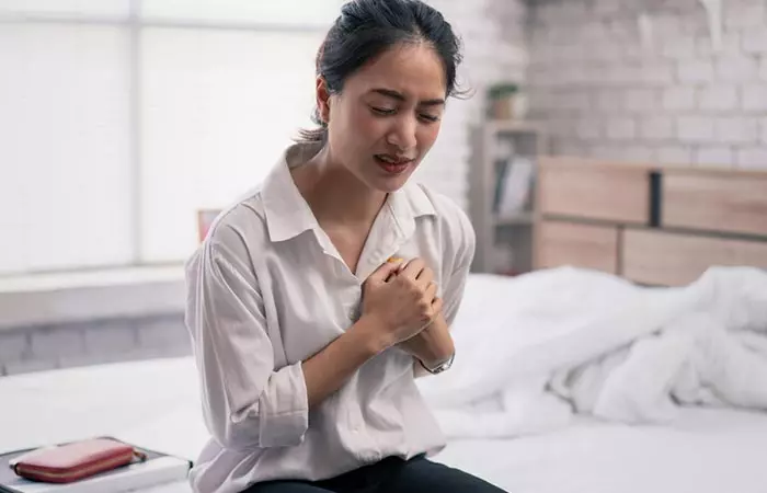 Woman experiences heartburn as a side effect of kalamata olives