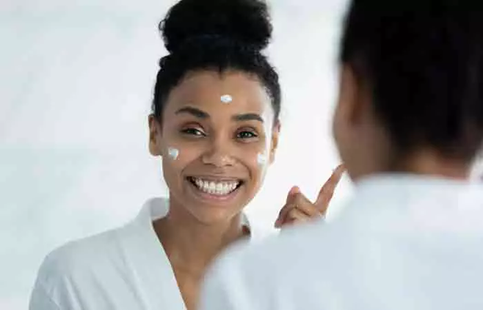 A woman wearing sunscreen to reduce the risk of cutaneous horns