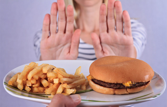 Woman rejects junk food to prevent calorie gain while drinking