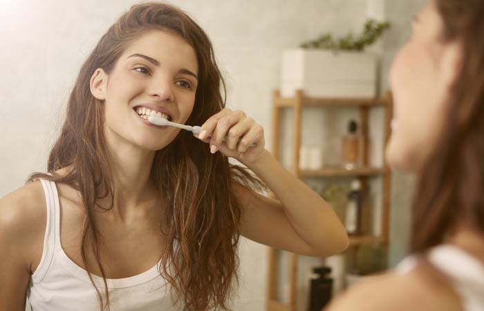 Use-Fluoride-Toothpaste-To-Brush