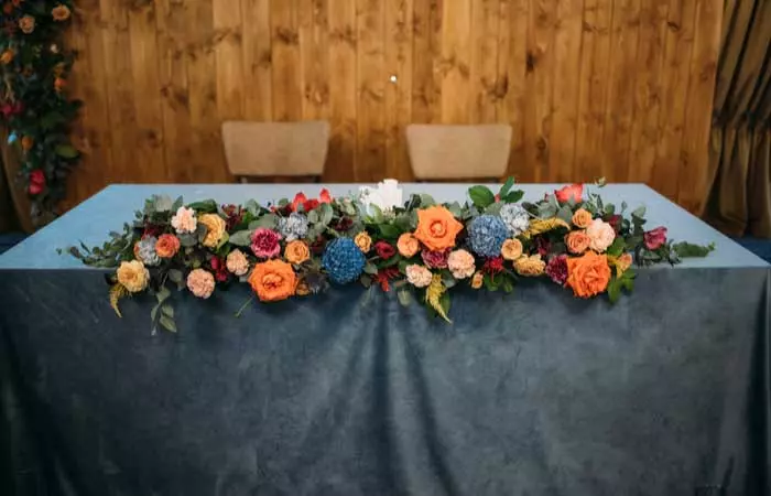 Winter wedding decoration idea with blue velvet flowers