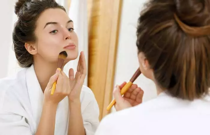 Apply-Your-Foundation-And-Highlighting-Lotion