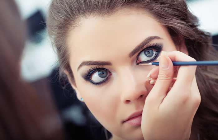 Applying-Liquid-Eyeliner-Under-Your-Eyes