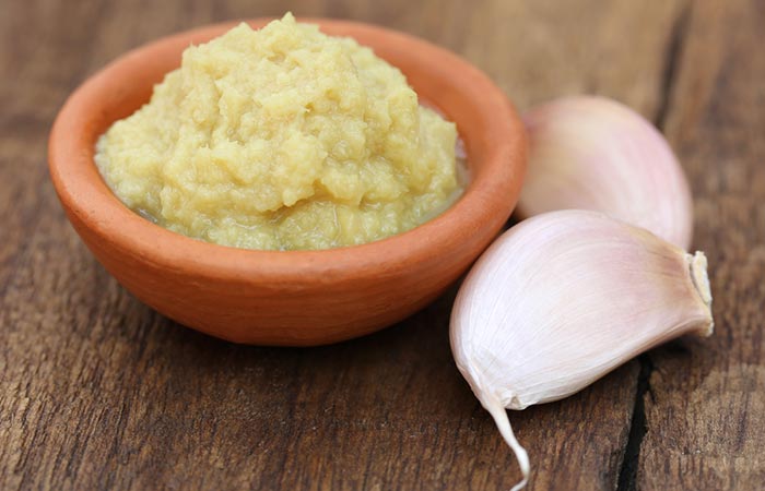 Garlic paste as a home remedy for moles